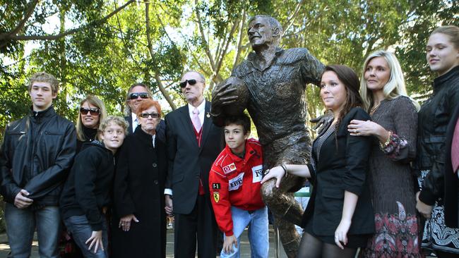 St George and Australian rugby league legend Reg Gasnier with a bronze statue of himself unveiled at the SCG.