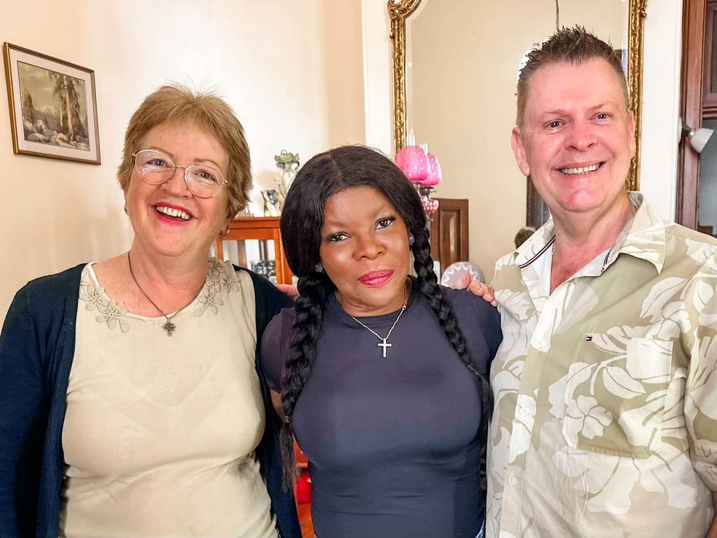 Locals rubbed shoulders at the weekend with famous singer and TV personality Marcia Hines when she stopped over as part of her International tour.