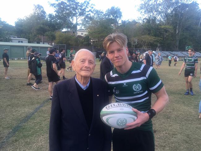 Graham Thompson, the 1954 coach, with captain Mason Gordon.