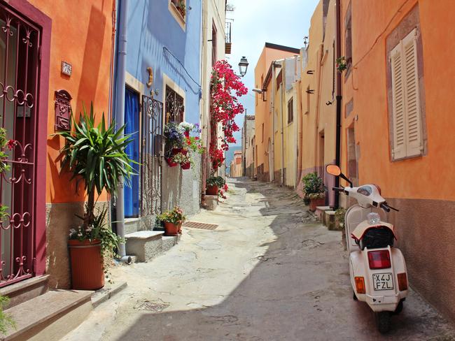 One of the many winding back alleys of Italy. Picture La So via Unsplash