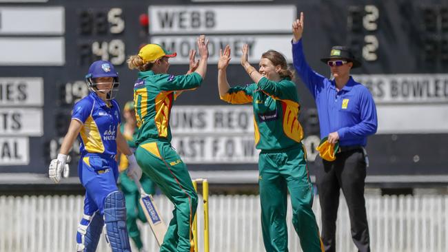 Moloney celebrates a wicket with former Roar teammate Hayley Jensen during the 2017-18 season. (AAP Image for Cricket Australia/Glenn Hunt)