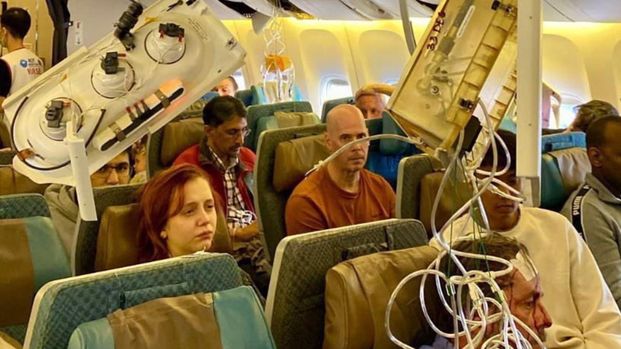 Passengers were flung to the ceiling when the plane suddenly experienced a 6000 ft drop.