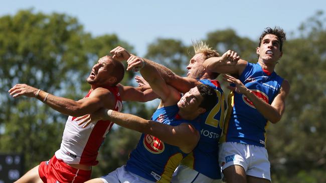 Sam Reid of the Swans competes for the ball against Suns players during the 2019 JLT Community Series AFL match between the Sydney Swans and the Gold Coast Suns at Oakes Oval on March 10, 2019 in Lismore, Australia. (Photo by Matt King/Getty Images)