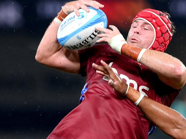 BRISBANE, AUSTRALIA - FEBRUARY 24: Harry Wilson of the Reds and Jed Holloway of the Waratahs compete at the lineout during the round one Super Rugby Pacific match between Queensland Reds and NSW Waratahs at Suncorp Stadium, on February 24, 2024, in Brisbane, Australia.  (Photo by Bradley Kanaris/Getty Images)