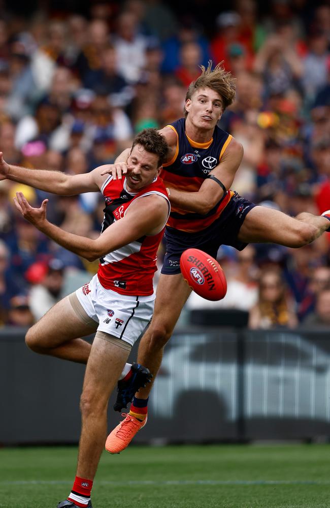 Worrell tangles with Zaine Cordy. Picture: Michael Willson/AFL Photos via Getty Images.