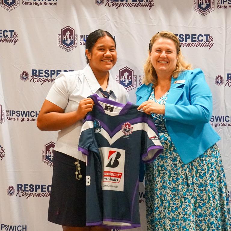 Mayor Teresa Harding presenting ISHS Girls Open Captains jersey to Sky-Yvette Faimalie.