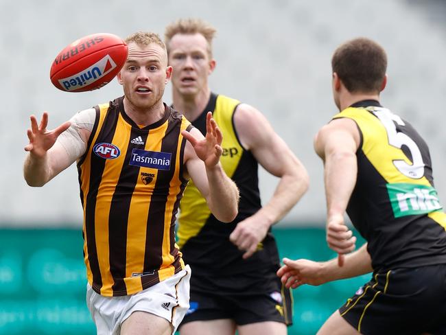 MELBOURNE, AUSTRALIA - AUGUST 21: Tom Mitchell of the Hawks in action during the 2021 AFL Round 23 match between the Richmond Tigers and the Hawthorn Hawks at the Melbourne Cricket Ground on August 21, 2021 in Melbourne, Australia. (Photo by Michael Willson/AFL Photos via Getty Images)