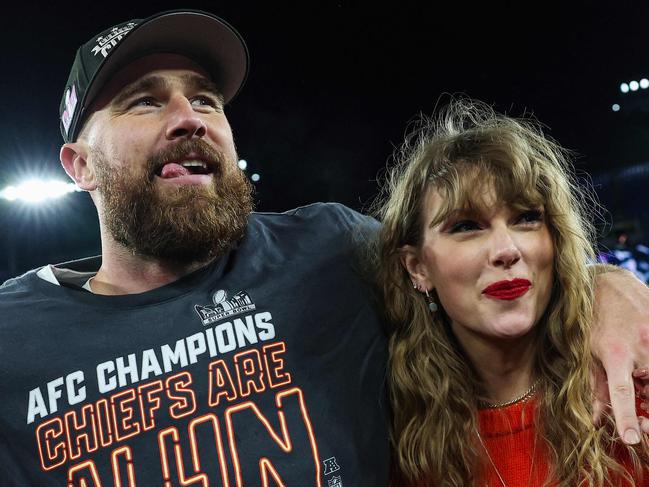 BALTIMORE, MARYLAND - JANUARY 28: Travis Kelce #87 of the Kansas City Chiefs (L) celebrates with Taylor Swift after defeating the Baltimore Ravens in the AFC Championship Game at M&T Bank Stadium on January 28, 2024 in Baltimore, Maryland.   Patrick Smith/Getty Images/AFP (Photo by Patrick Smith / GETTY IMAGES NORTH AMERICA / Getty Images via AFP)