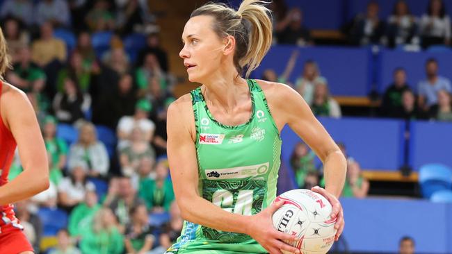 Natalie Butler of the Fever looks to pass the ball during the round nine Super Netball match between West Coast Fever and NSW Swifts. Photo: Getty Images