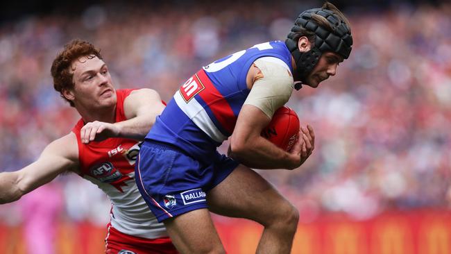 Caleb Daniel outmarks Gary Rohan during Western Bulldogs’ 2016 Grand Final win.