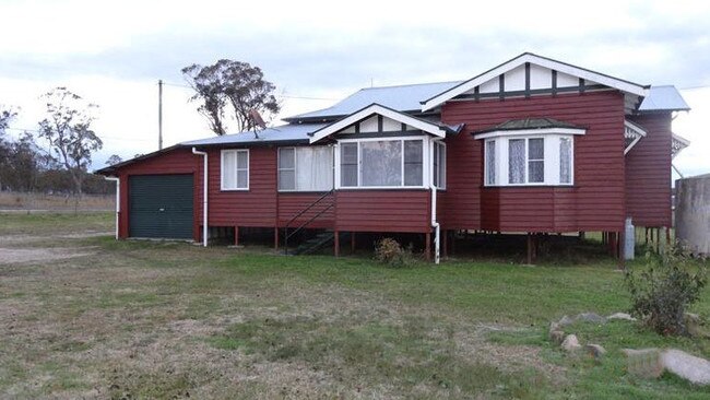 House with large yard and chook pen at 149 Border Road, Applethorpe.