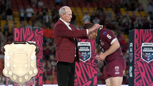 Wayne Bennett presented Cameron Munster with the Wally Lewis Medal. (Photo by Bradley Kanaris/Getty Images)