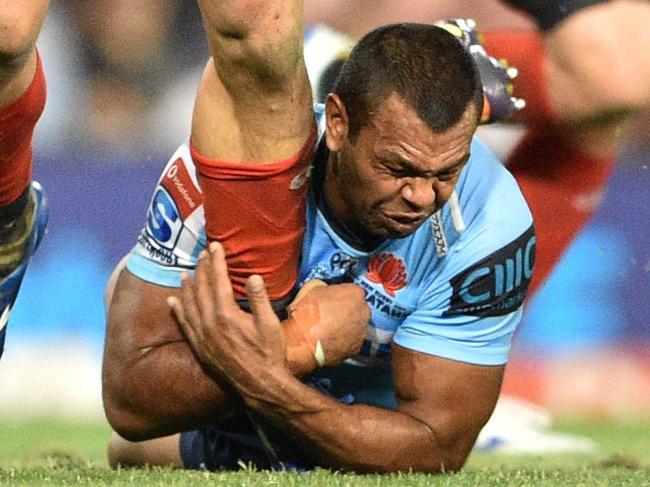 Sunwolves player Gerhard Van Den Heever (3rd R) is tackled by Waratahs player Michael Hooper (L) and Kurtley Beale (bottom, 2nd R) during the Super Rugby match between Australia's Waratahs and Japan's Sunwolves in Newcastle on March 29, 2019. (Photo by PETER PARKS / AFP) / -- IMAGE RESTRICTED TO EDITORIAL USE - STRICTLY NO COMMERCIAL USE --