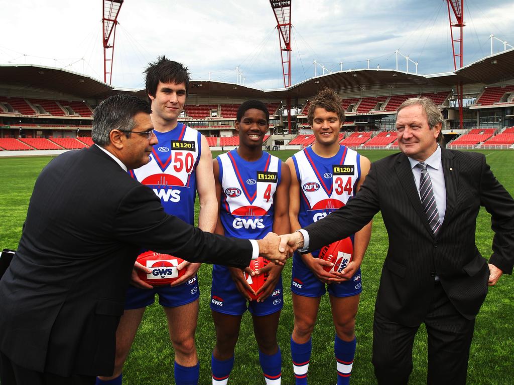 GWS coach Kevin Sheedy (R) advised Alex Carey (2R) to return to cricket.