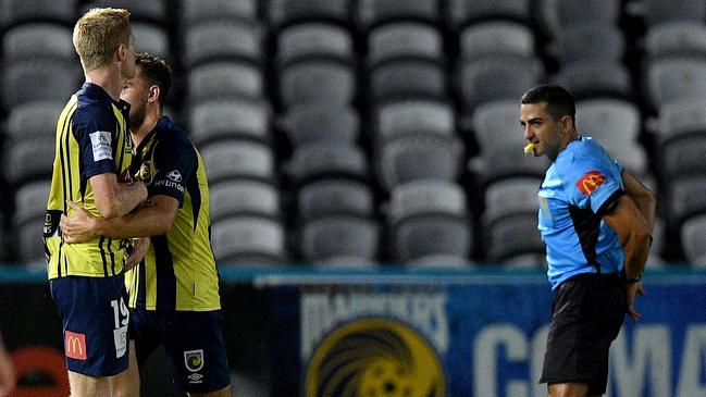 Matt Simon unloads on referee Stephen Lucas after being sent off against Brisbane Roar. Picture: AAP 