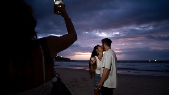 A couple kisses as the sun comes up. Picture: NCA NewsWire / Mario Francisco