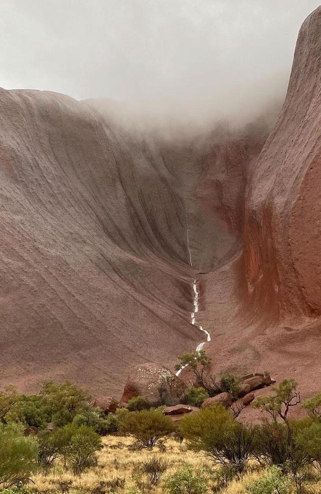 #1 Uluru Rain – @exploreuluru