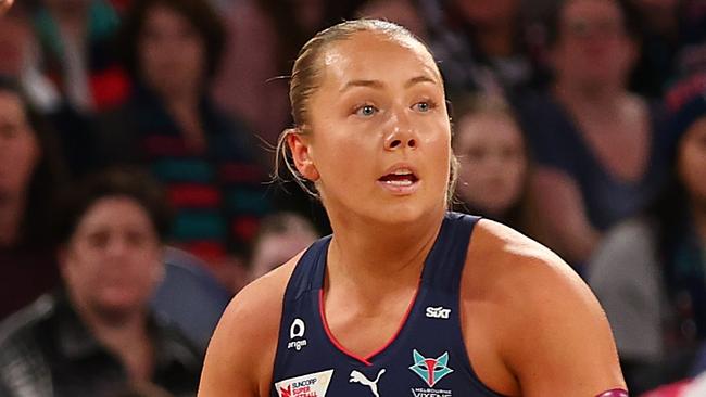 MELBOURNE, AUSTRALIA - JULY 27: Hannah Mundy of the Vixens (R) looks to pass during the Super Netball Preliminary Final match between Melbourne Vixens and West Coast Fever at John Cain Arena on July 27, 2024 in Melbourne, Australia. (Photo by Graham Denholm/Getty Images)