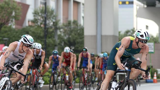 Australia's Jacob Birtwhistle (R) rides ahead of Norway's Casper Stornes and other competitors during the men's individual triathlon competition at the Odaiba Marine Park, in Tokyo, on July 26, 2021 during the Tokyo 2020 Olympic Games. (Photo by Cameron Spencer / POOL / AFP)