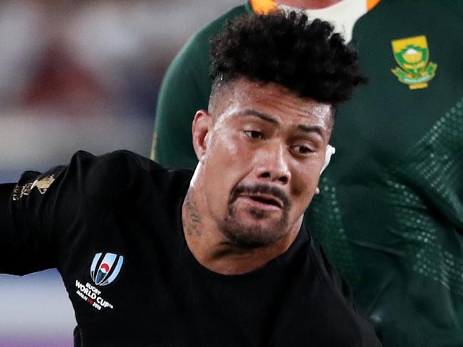 YOKOHAMA, JAPAN - SEPTEMBER 21: Ardie Savea of New Zealand makes a break during the Rugby World Cup 2019 Group B game between New Zealand and South Africa at International Stadium Yokohama on September 21, 2019 in Yokohama, Kanagawa, Japan. (Photo by Mike Hewitt/Getty Images)