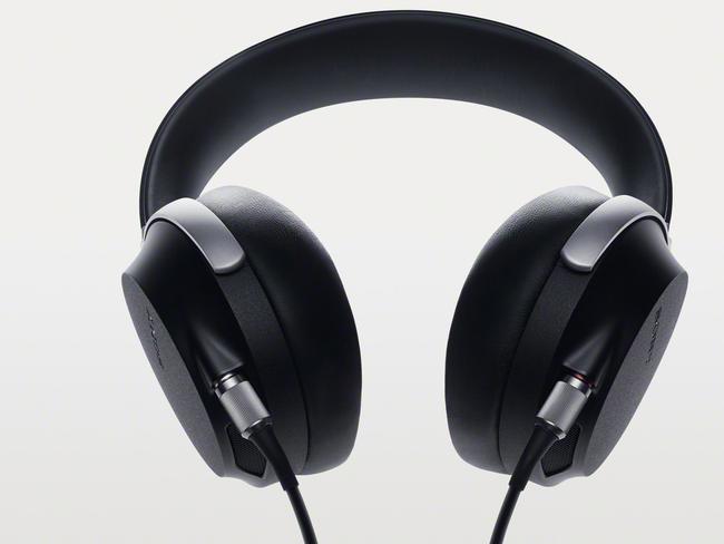 At $1000 and with 70mm drivers, Sony's MDR-Z7 headphones are designed for audiophiles.