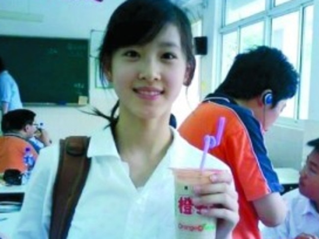 This picture of Zhang Zetian holding a milk tea drink shot her to internet stardom.