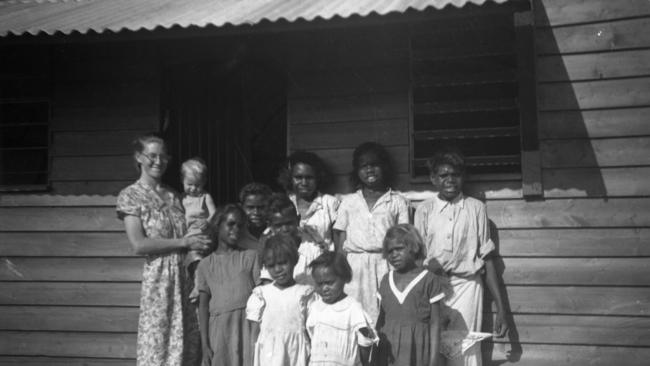 Pearl Smoker with the first class at the new school in Fitzroy Crossing.