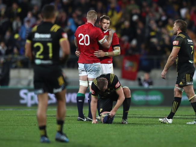 WELLINGTON, NEW ZEALAND - JUNE 27:  A dejected Dan Biggar of the Lions is consoled by teammate George Kruis #20 of the Lions,  after missing with a last gasp drop goal attempt to win the match during the 2017 British & Irish Lions tour match between the Hurricanes and the British & Irish Lions at the Westpac Stadium on June 27, 2017 in Wellington, New Zealand.  (Photo by David Rogers/Getty Images)