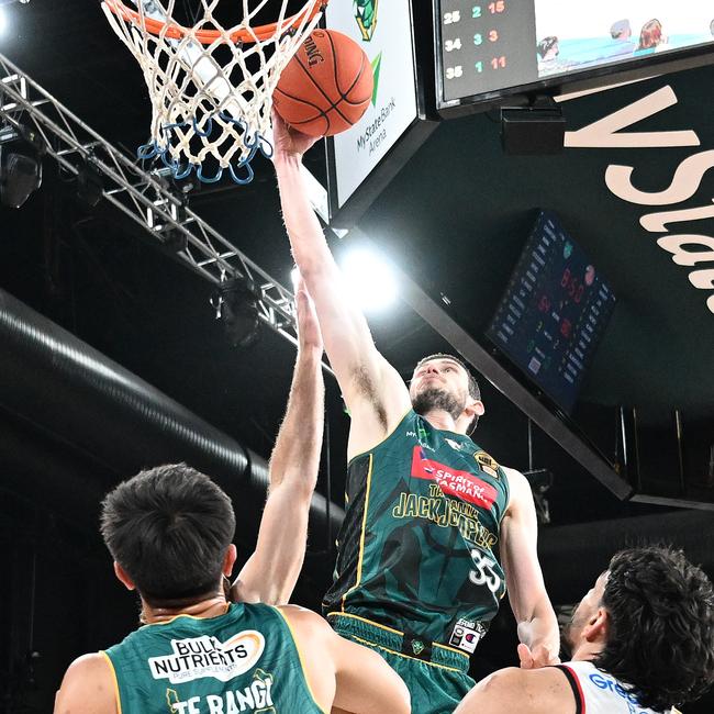 HOBART, AUSTRALIA - JANUARY 30: Clint Steindl of the Jackjumpers drives to the basket during the round 19 NBL match between Tasmania Jackjumpers and Illawarra Hawks at MyState Bank Arena, on January 30, 2025, in Hobart, Australia. (Photo by Steve Bell/Getty Images)