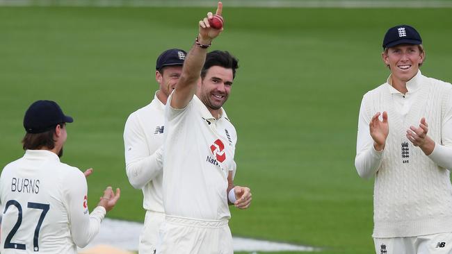 Jimmy Anderson acknowledges the changing rooms while being applauded by Zak Crawley, Jos Buttler and Rory Burns after reaching 600 Test wickets. Picture: Mike Hewitt/Getty Images