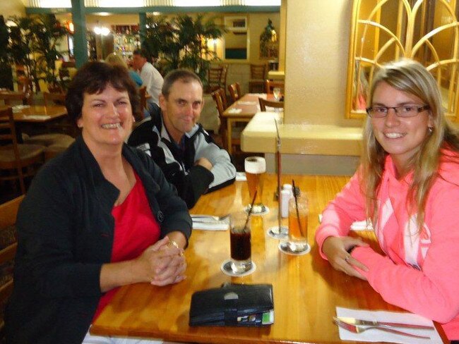 Maree, Chris &amp; Chantel Jamieson. Settlers Inn Hotel nitelife Photos