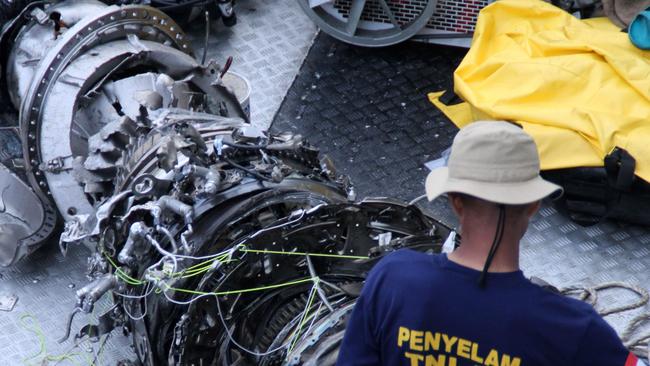 Parts of an engine of the ill-fated Lion Air flight JT 610 are recovered from the sea during search operations in the Java Sea, north of Karawang on November 3, 2018. - An Indonesian diver died while recovering body parts from the ill-fated Lion Air plane which crashed into the sea killing 189 people, an official said on November 3. (Photo by AZWAR IPANK / AFP)