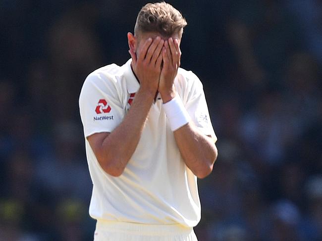 England bowler Stuart Broad reacts after being hit to the boundary by Australian batsman Steve Smith on Day 2 of the Third Ashes Test match between Australia and England at the WACA ground in Perth, Friday, December 15, 2017. (AAP Image/Dave Hunt) NO ARCHIVING, EDITORIAL USE ONLY, IMAGES TO BE USED FOR NEWS REPORTING PURPOSES ONLY, NO COMMERCIAL USE WHATSOEVER, NO USE IN BOOKS WITHOUT PRIOR WRITTEN CONSENT FROM AAP