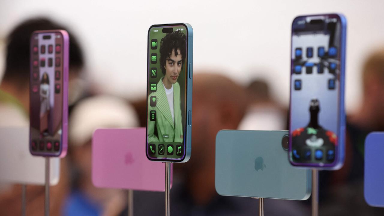 Smartphone prices to soar 30pc as Apple reveals $1.4bn tariff hit