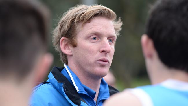 Paul Groves addresses Monash Blues players. Picture: Lawrence Pinder