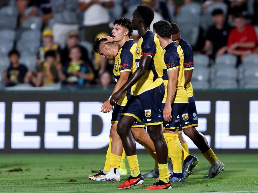 The Mariners celebrate Miguel Di Pizio’s goal against the Roar. Picture: Brendon Thorne/Getty Images