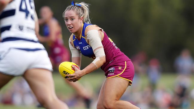 Jacqui Yorston looks for an option down field against Geelong.