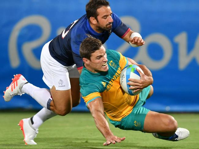 Australia's Ed Jenkins scores a try in the men’s rugby sevens match between France and Australia during the Rio 2016 Olympic Games at Deodoro Stadium in Rio de Janeiro on August 11, 2016. / AFP PHOTO / Pascal GUYOT