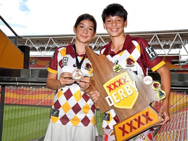 Carl Webbs kids Brooklyn and Hunter Webb with the Carl Webb medal. Picture: John Gass