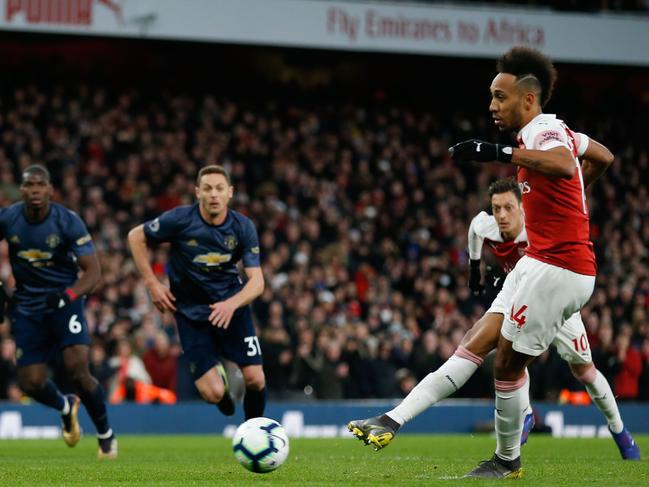 Arsenal's Gabonese striker Pierre-Emerick Aubameyang (R) scores their second goal from the penalty spot during the English Premier League football match between Arsenal and Manchester United at the Emirates Stadium in London on March 10, 2019. (Photo by Ian KINGTON / IKIMAGES / AFP) / RESTRICTED TO EDITORIAL USE. No use with unauthorized audio, video, data, fixture lists, club/league logos or 'live' services. Online in-match use limited to 45 images, no video emulation. No use in betting, games or single club/league/player publications.