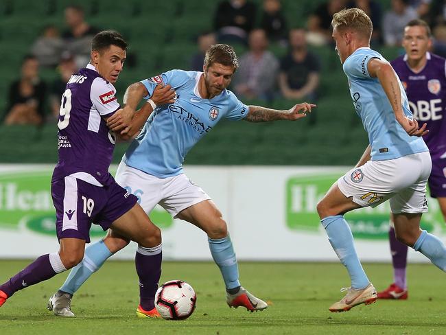 PERTH, AUSTRALIA - DECEMBER 08: Chris Ikonomidis of the Glory and Luke Brattan of Melbourne contest for the ball  during the round seven A-League match between the Perth Glory and Melbourne City at nib Stadium on December 08, 2018 in Perth, Australia. (Photo by Paul Kane/Getty Images)