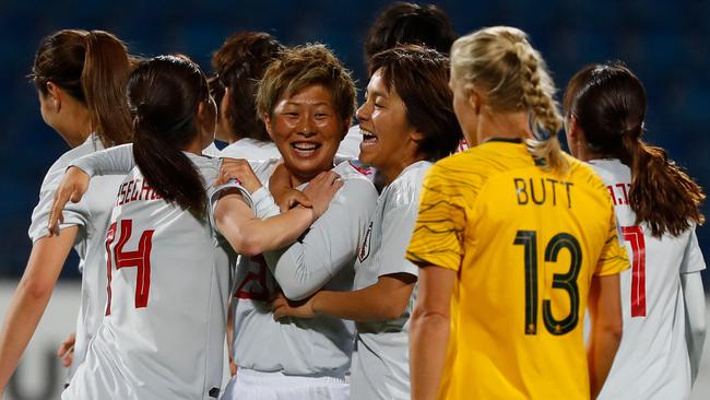 Japan's forward Kumi Yokoyama (C) celebrates. / AFP PHOTO / JACK GUEZ