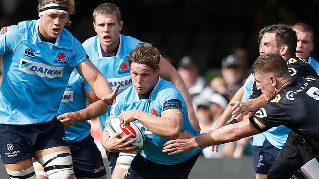 Waratahs Michael Hooper (C) breaks through the Sharks defensive line during the SuperXV rugby union match between Sharks and Waratahs at The Kings Park Stadium in Durban on March 3, 2018. / AFP PHOTO / GIANLUIGI GUERCIA