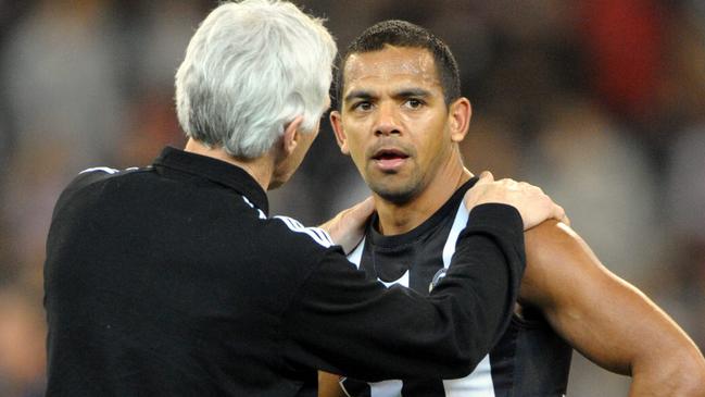 Mick Malthouse speaks with Leon Davis during the 2010 preliminary final.