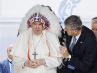 MASKWACIS, AB - JULY 25: Pope Francis wears a traditional headdress that was gifted to him by indigenous leaders following his apology during his visit on July 25, 2022 in Maskwacis, Canada. The Pope is touring Canada, meeting with Indigenous communities and community leaders in an effort to reconcile the harmful legacy of the church's role in Canada's residential schools.   Cole Burston/Getty Images/AFP == FOR NEWSPAPERS, INTERNET, TELCOS & TELEVISION USE ONLY ==