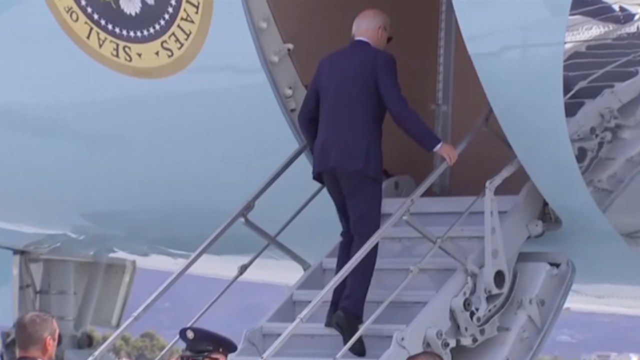 Появились кадры, на которых президент Джо Байден изо всех сил пытается подняться по лестнице в Air Force One, в то время как на 81-летнего мужчину оказывается все большее давление, чтобы он отказался от участия в предвыборной гонке.
