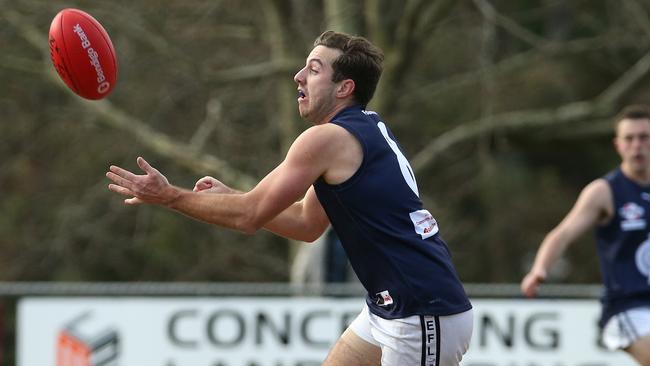 EFL: Croydon’s Billy Dickson fires off a handpass. Picture: Hamish Blair