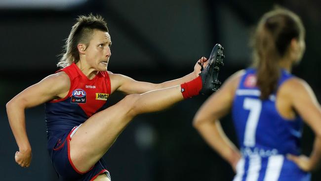 Karen Paxman kicks a goal in Melbourne’s victory.