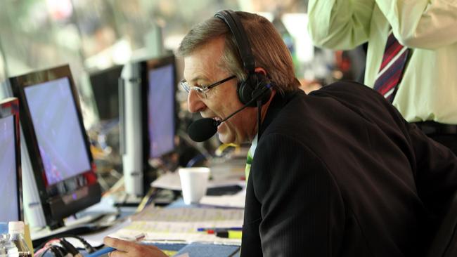 Dennis Cometti became known as “the voice of football” in a broadcasting career that spanned nearly 50 years.