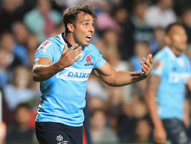 SYDNEY, AUSTRALIA - MAY 05: Nick Phipps of the Waratahs gestures to team mates during the round 12 Super Rugby match between the Waratahs and the Blues at Lottoland on May 5, 2018 in Sydney, Australia.  (Photo by Mark Evans/Getty Images)